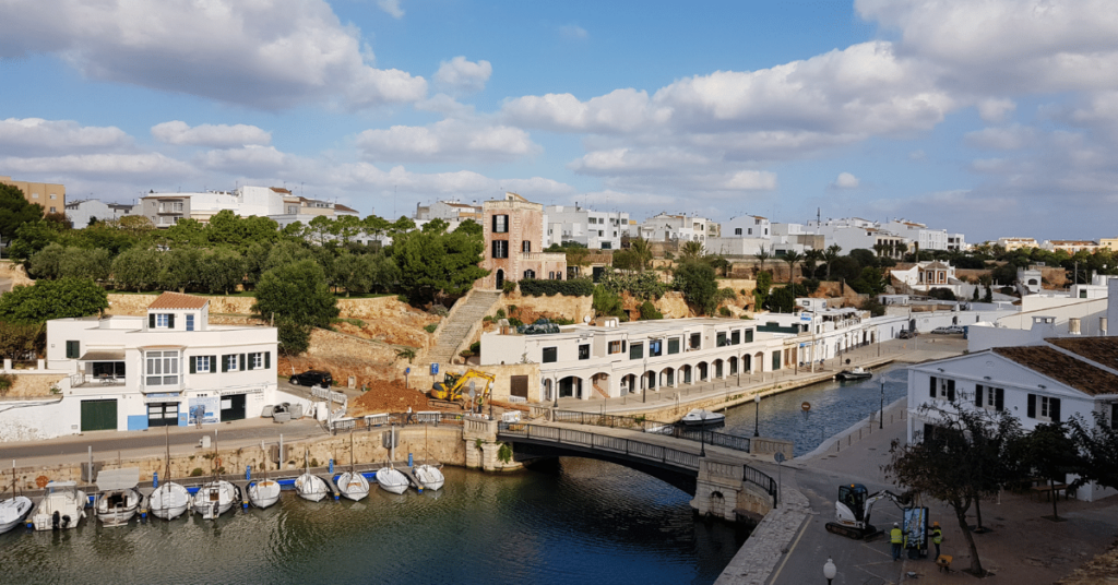 The Benefits of 6, 7, and 9 Seater Car Hire Menorca